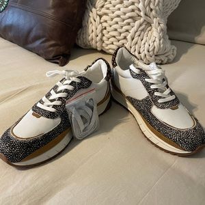 Sneakers with cowhide